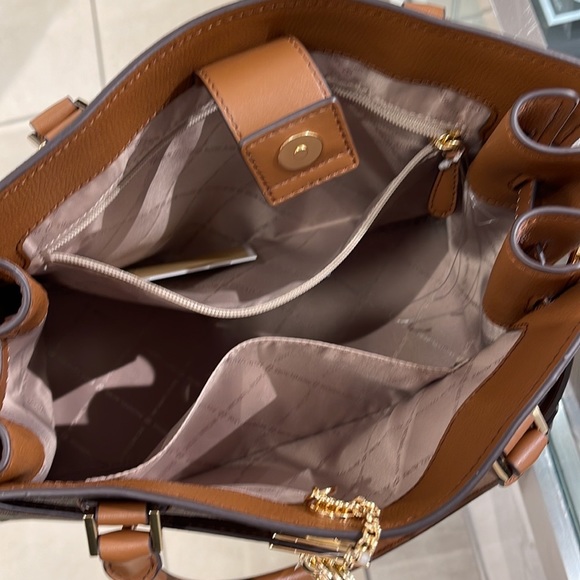 MICHAEL KORS 
Hamilton Medium Logo Satchel
Brown Signature
NWT - Picture 12 of 16